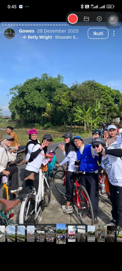 Anggota Gowes Cantik bersepeda bersama di area persawahan