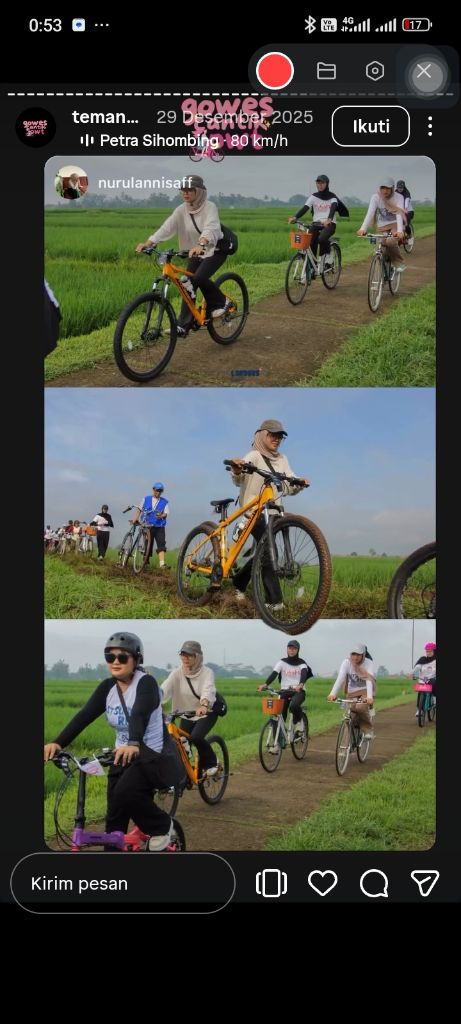 Teman-teman Gowes Cantik berhenti di jalur persawahan